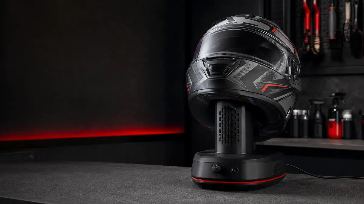 Capacete sobre equipamento portátil de higienização e secagem